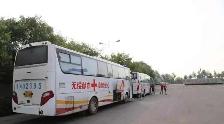 擼起袖子獻愛心，獻血車開進華北紙業 
